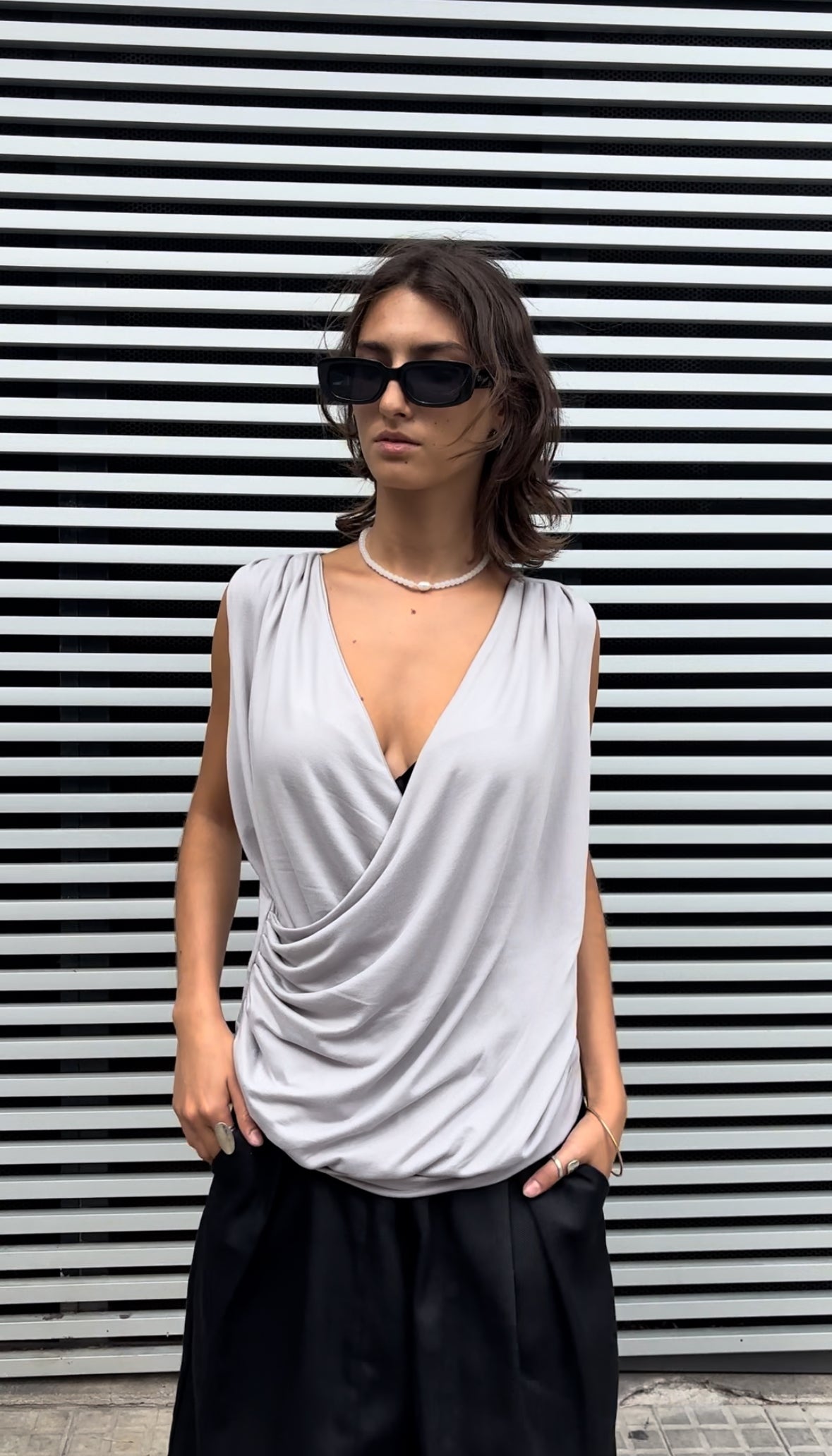 Blusa drapeada resort gris