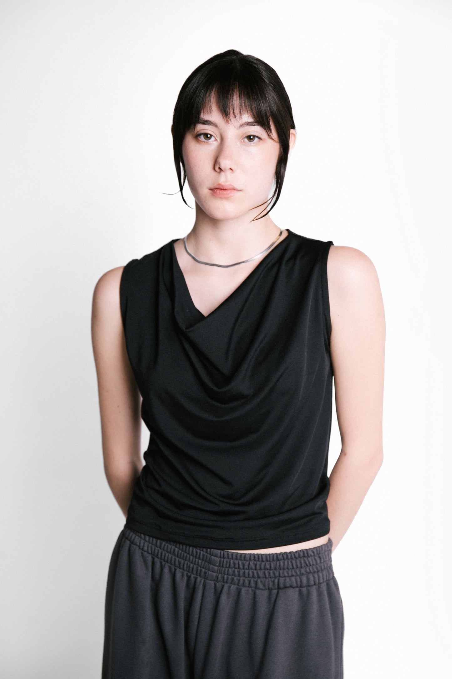 Top cuello drapeado negro