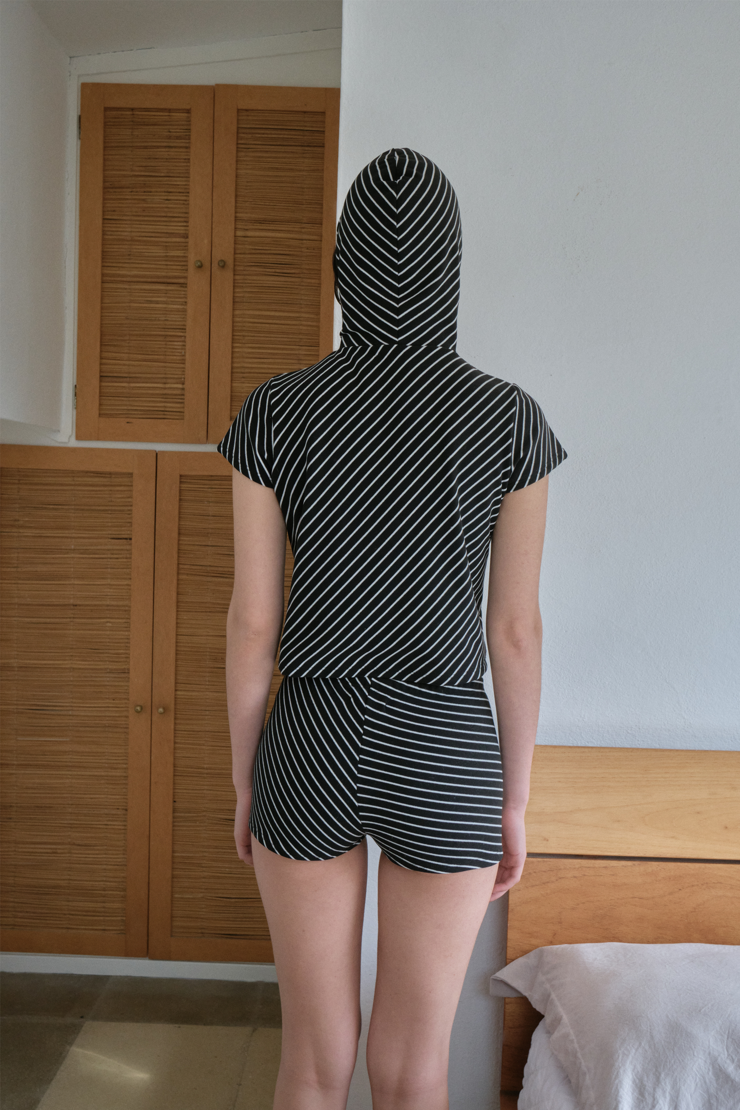 Camiseta rayada con capucha
