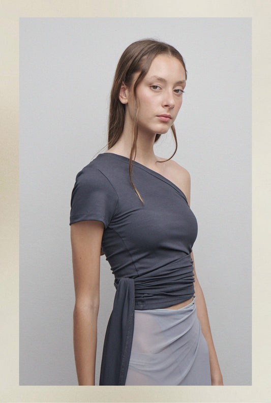 Top cruzado gris