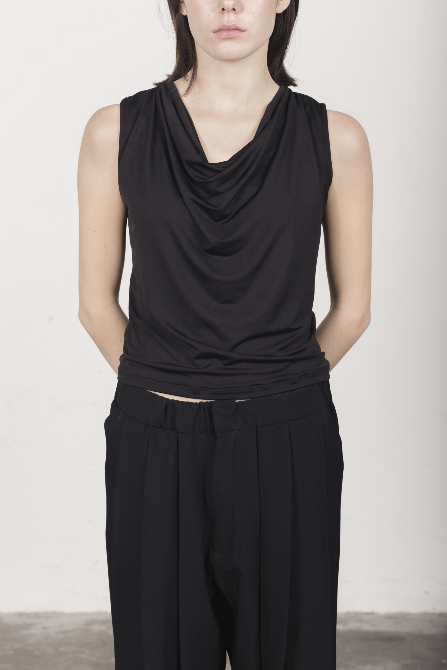 Top cuello drapeado negro