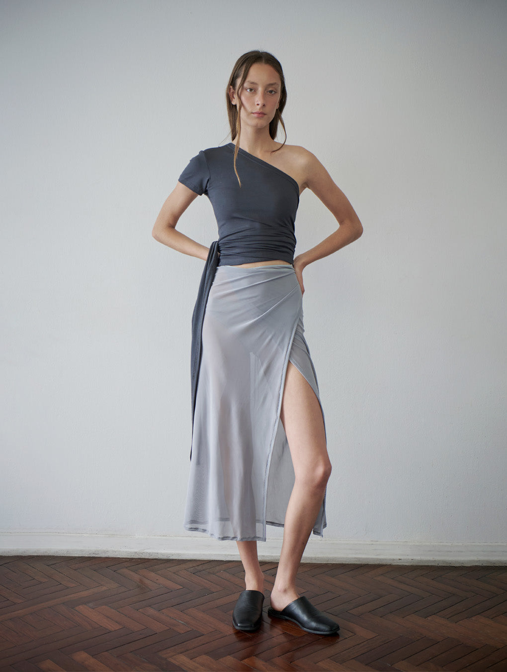 Top cruzado gris