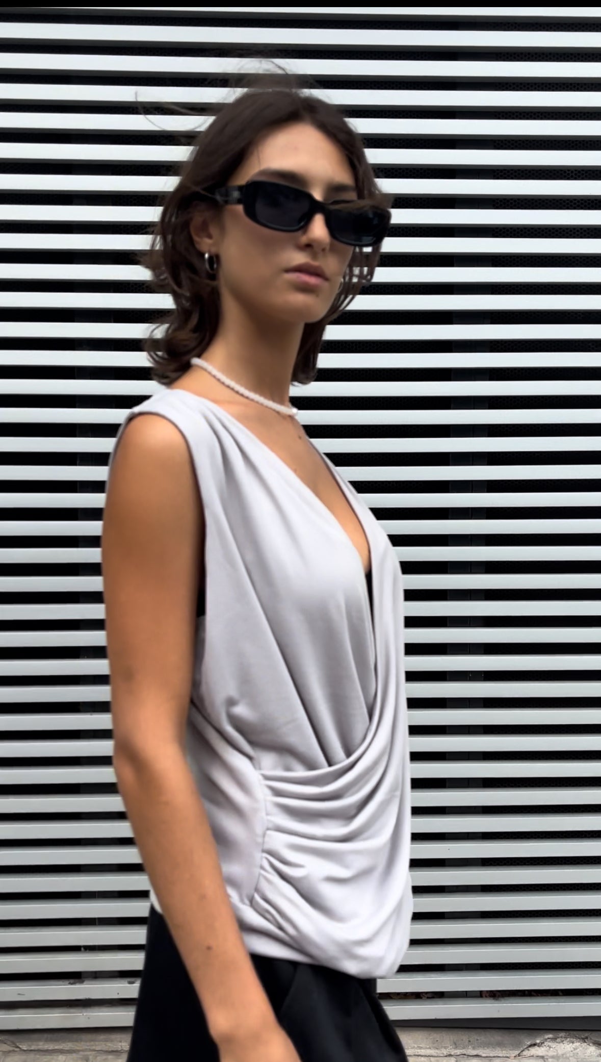 Blusa drapeada resort gris