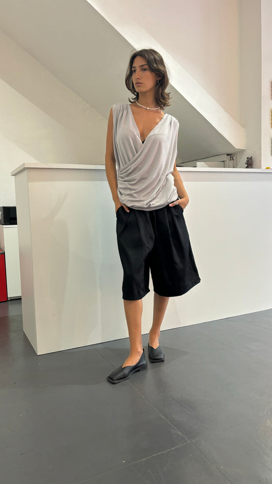 Blusa drapeada resort gris