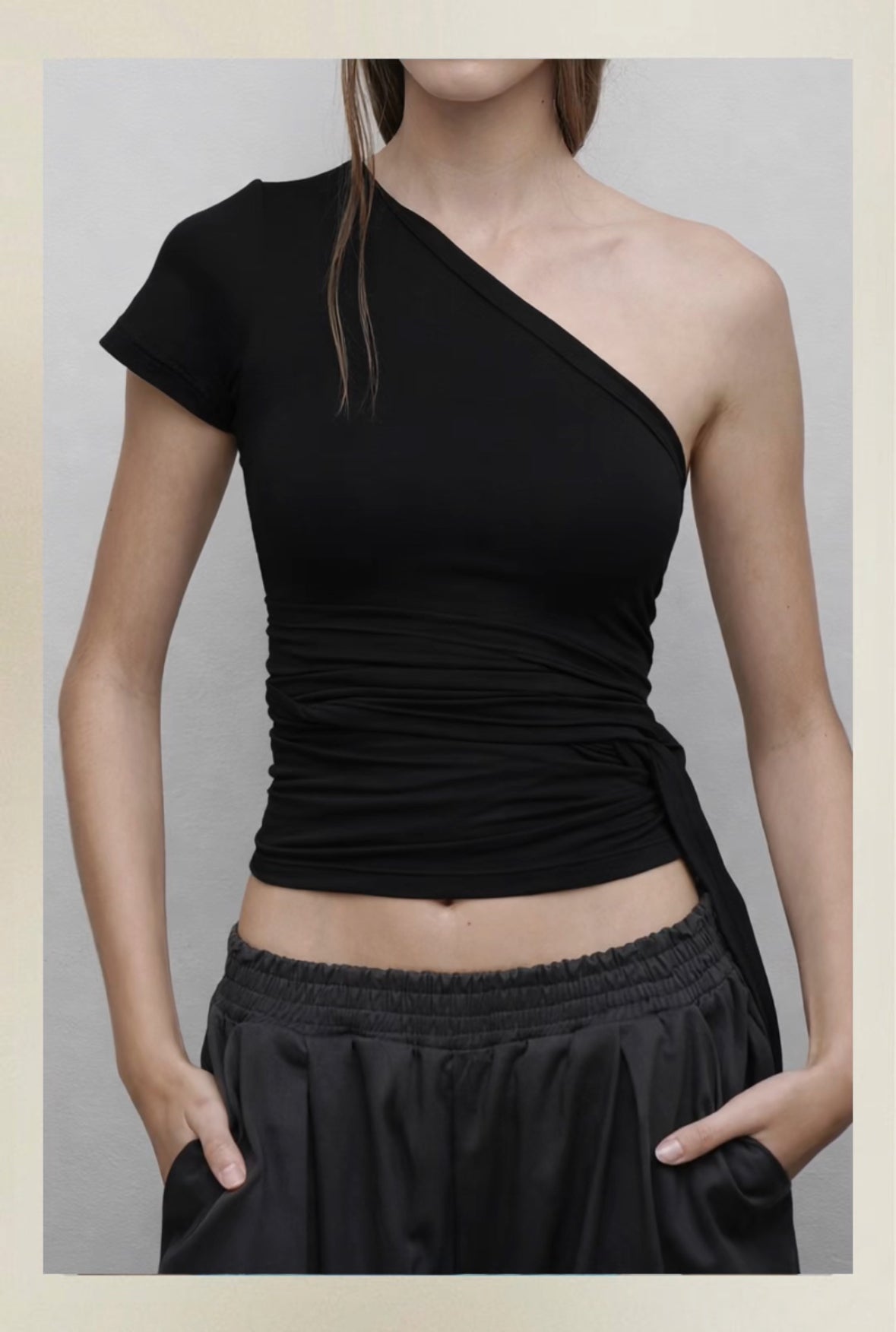 Top cruzado negro