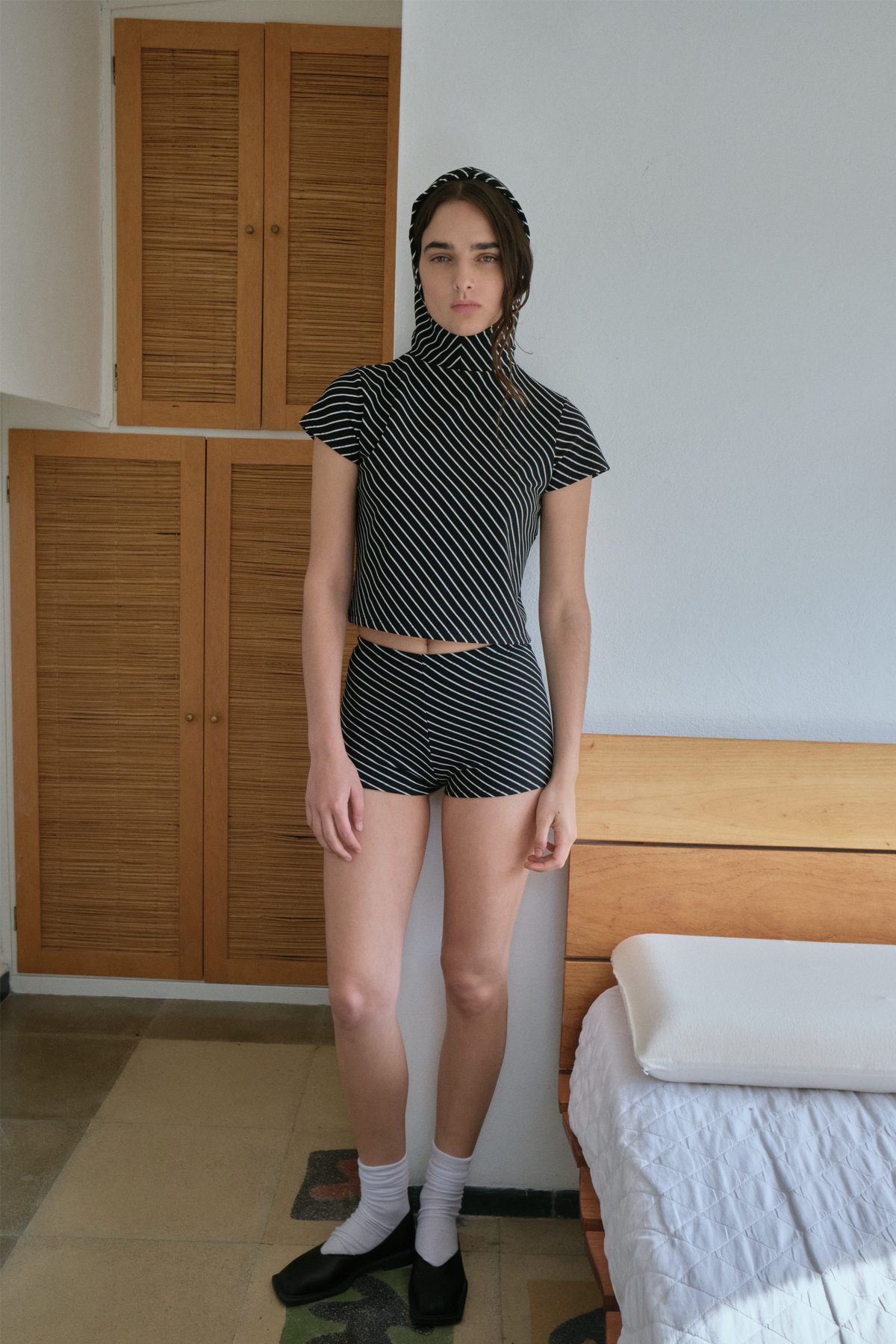 Camiseta rayada con capucha