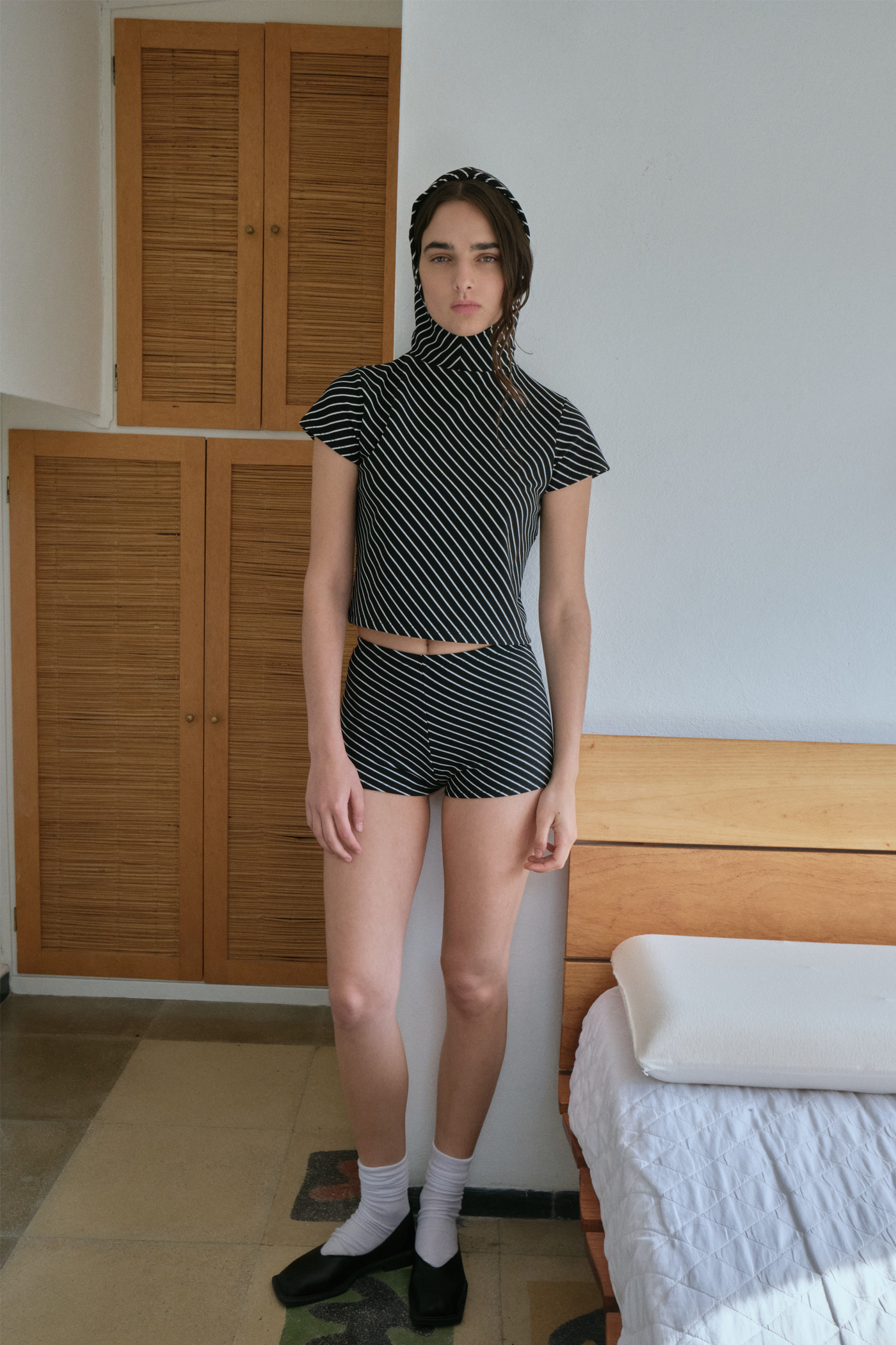 Camiseta rayada con capucha