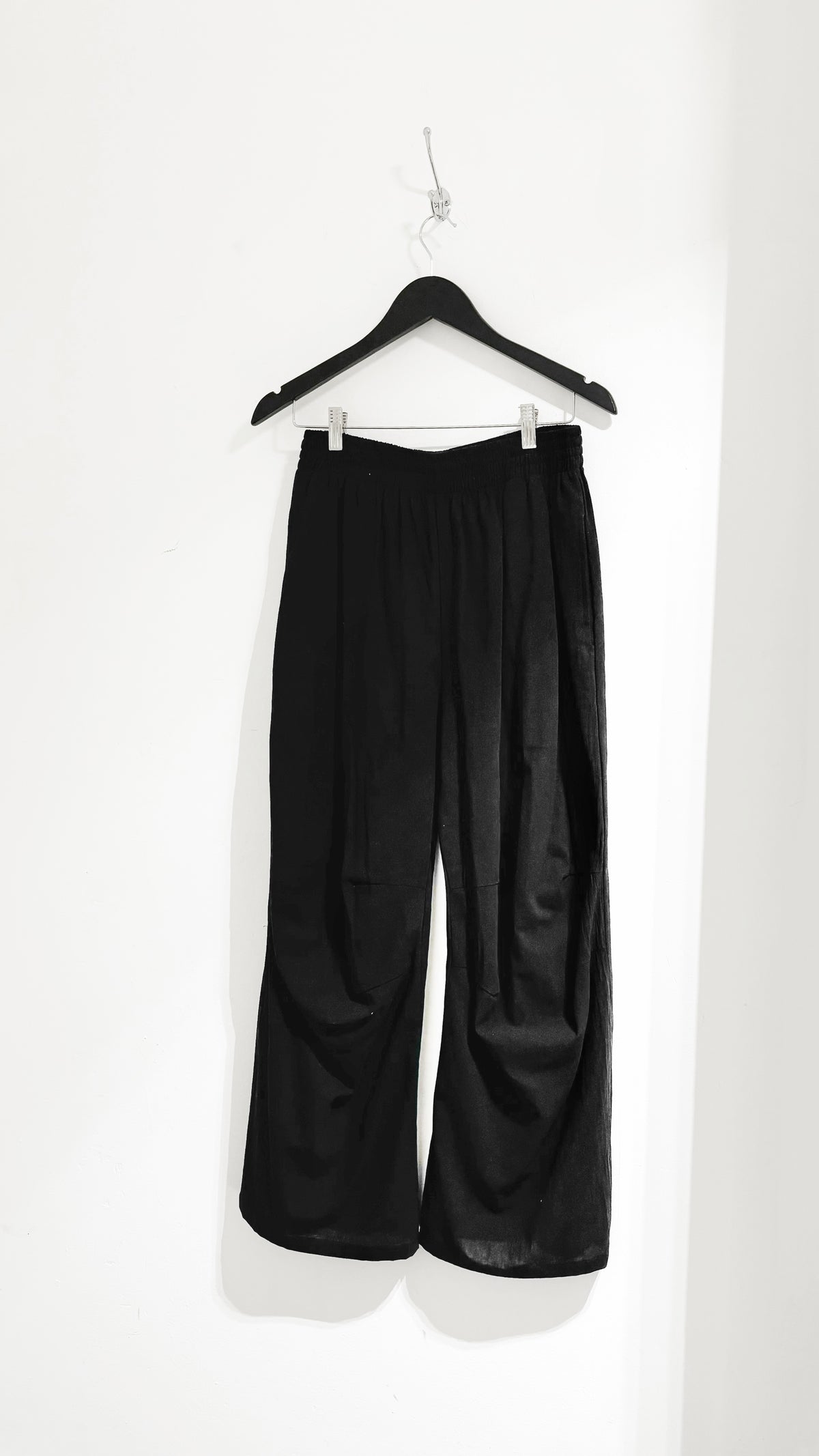 Unisex con detalles de pinzas en rodilla