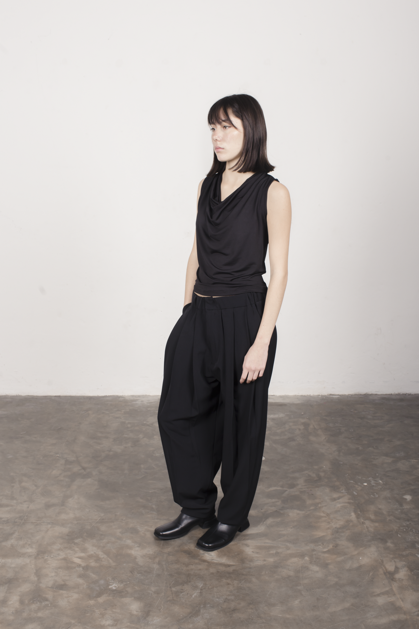 Top cuello drapeado negro