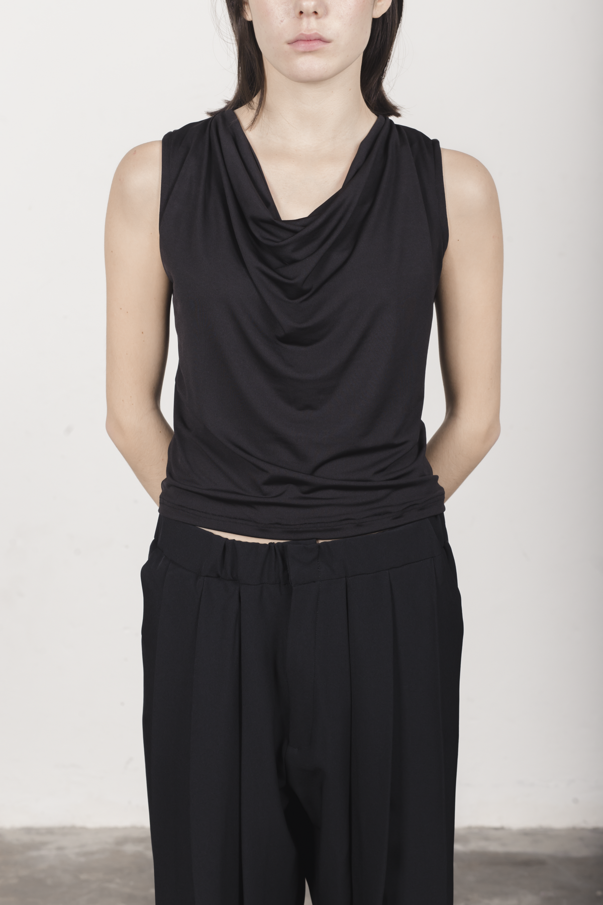 Top cuello drapeado negro