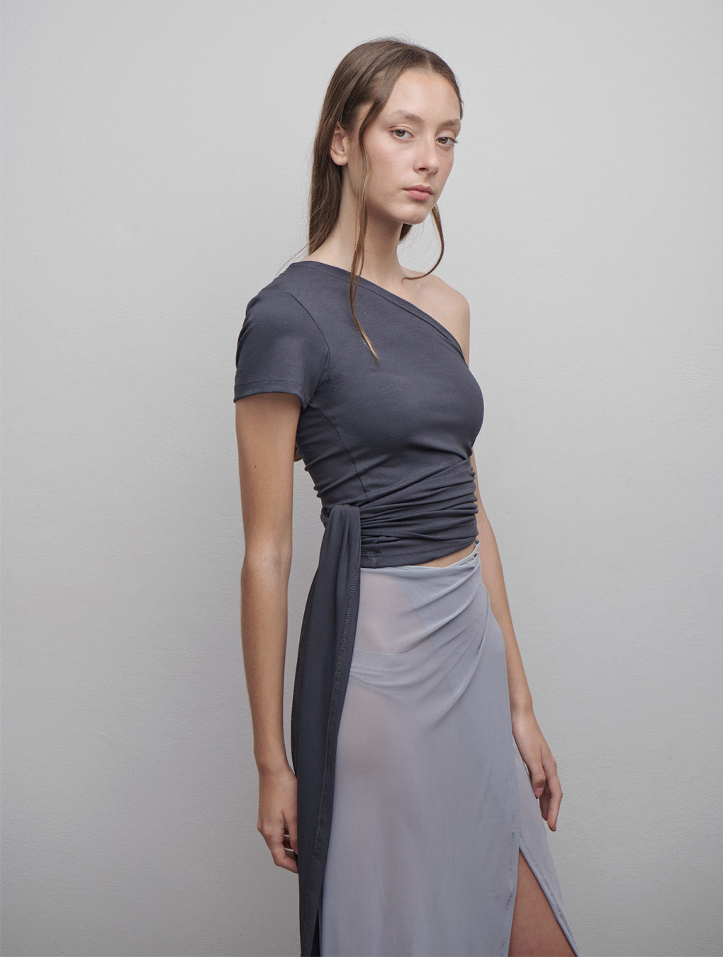 Top cruzado gris